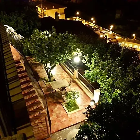 Palazzo Lupo فندق مبيت وإفطار سنتولا
